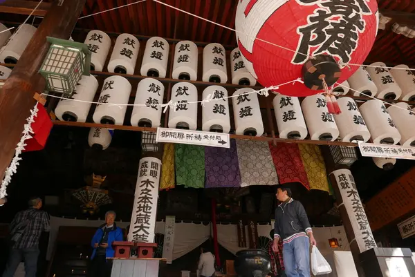 赤い提灯がどーんと