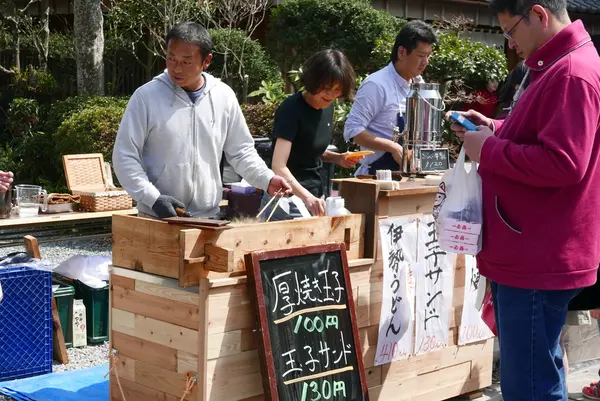 このお兄さんが焼いてます