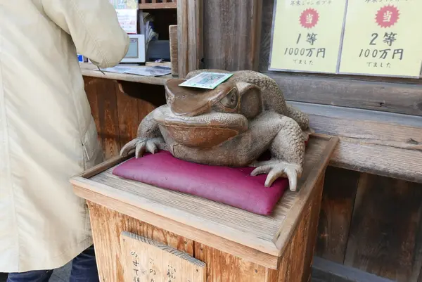 宝くじ屋さんのカエル
