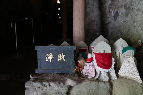 不動尊は穴禅定の奥に