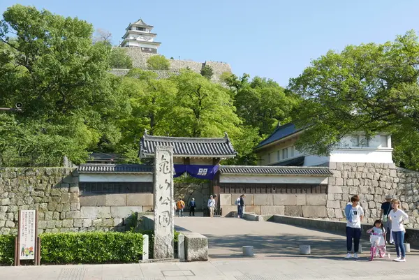 正面から見た天守