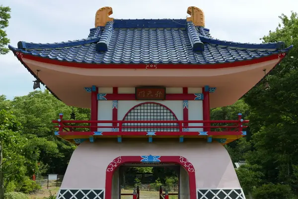 鴟尾が乗った弁天門が目印