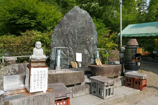 水を汲むと有料です