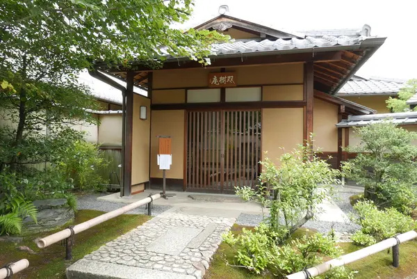 園内の茶室でお茶を