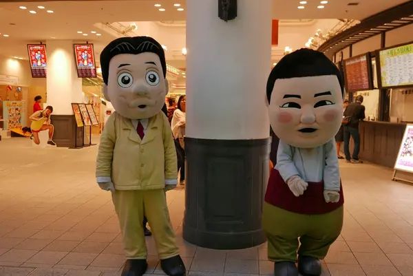 左側は師匠で、隣は？