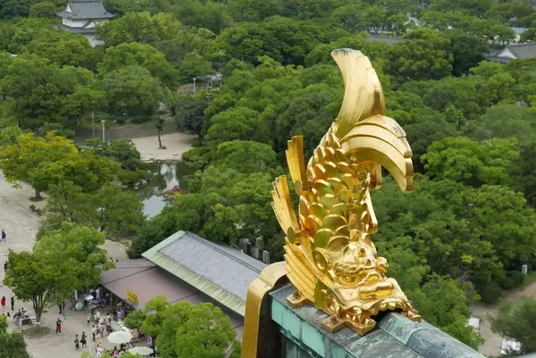 目の前に金の鯱が見えるものの