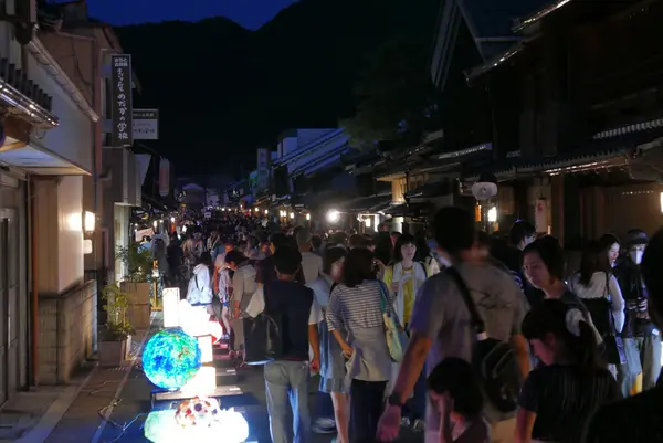 夜になると人でいっぱいに
