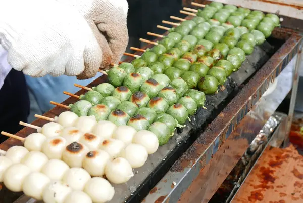 焼きたてのヨモギ団子