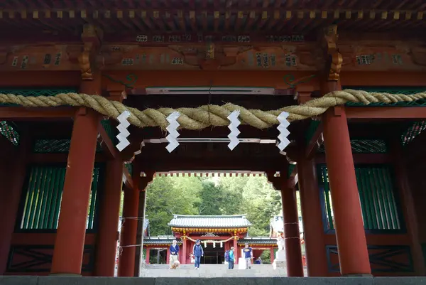 門をくぐると正面が拝殿