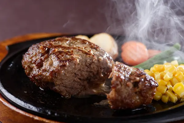 お店の近くに、とろける美味しさのお肉が自慢、産直販売所があります
