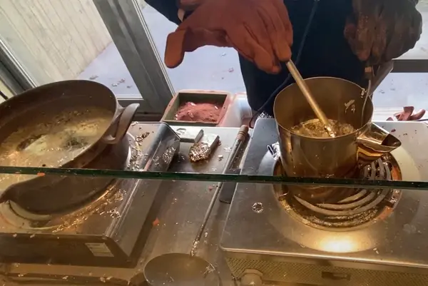 錫（すず）を溶かす工程