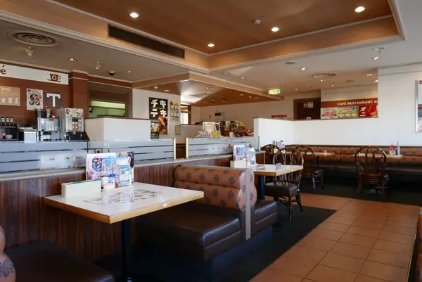 客が誰も居ない店内