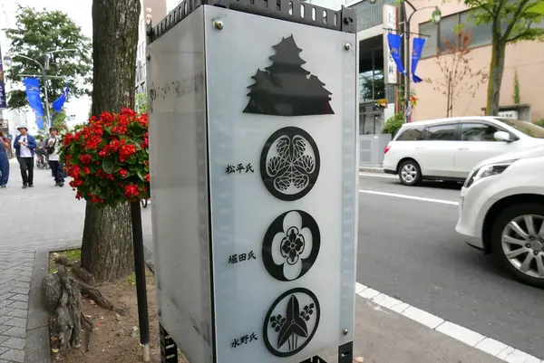 街角に家紋がある