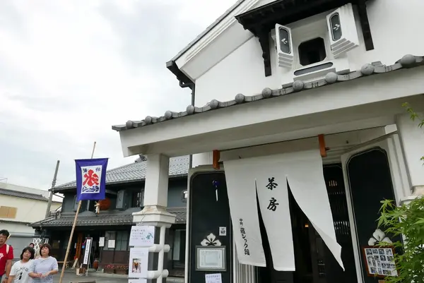蔵造りのお店が多い