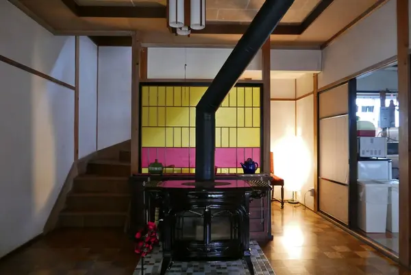 玄関正面にストーブ