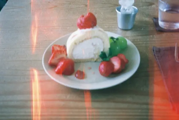 季節のフルーツを使ったロールケーキ