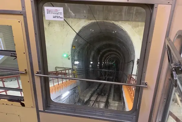 トンネルの中を進んでくる