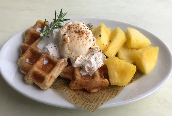 パイナップルクロッフル 650円