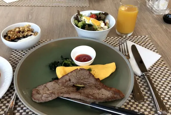 サーロインステーキ、卵料理