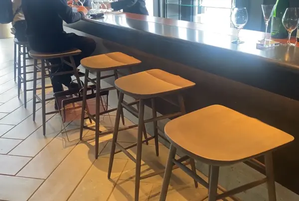 カウンターで日本酒の飲み比べ