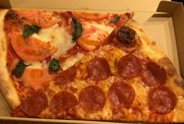(左)MARGHERITA(SLICE) 600円・(右)PEPPERONI(SLICE) 530円