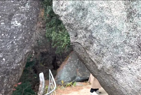 岩の間をくぐりました🪨