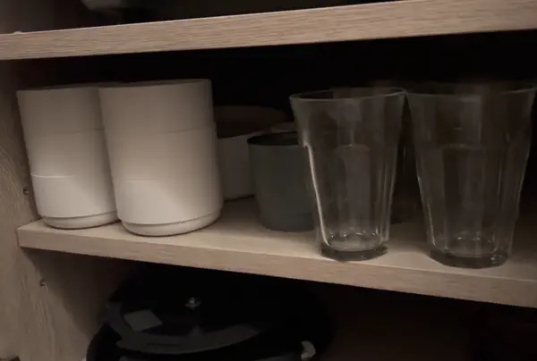 電子レンジに、カップやお皿も色々揃ってる