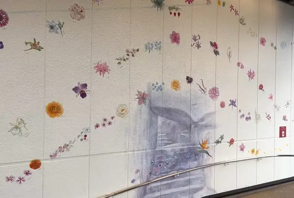 スロープ道中のアート