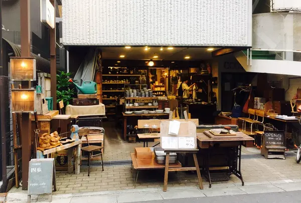 表は道具屋さん。奥にはカフェ