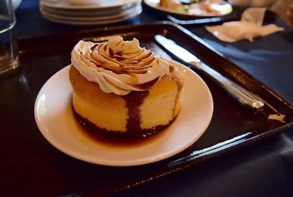 朝食のビュッフェでパンケーキを