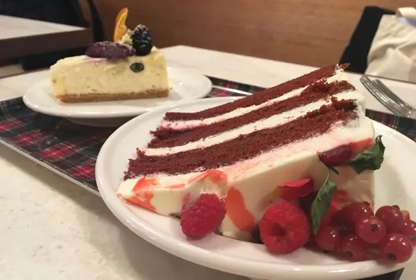 見た目よりも甘すぎない大人なケーキ