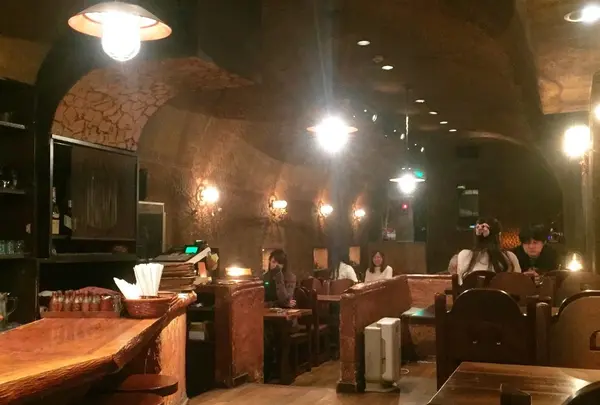 洞窟みたいな店内