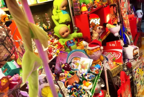 おもちゃで埋めつくされている店内