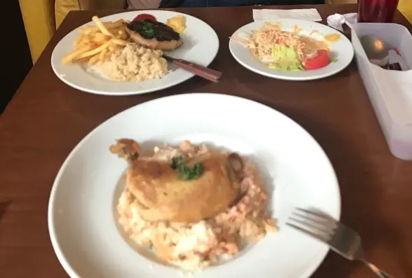 ランチはドリンクサラダがついて1000円
