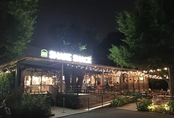 シェイクシャック 外苑いちょう並木店 （SHAKE SHACK）の写真・動画_image_142963