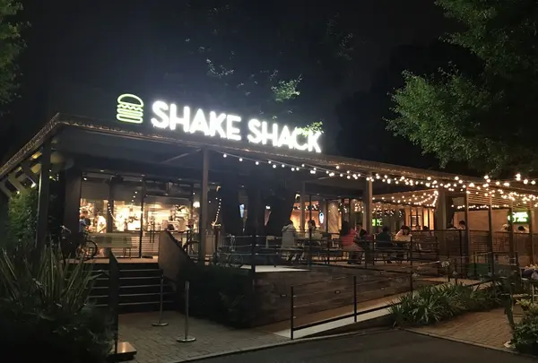 シェイクシャック 外苑いちょう並木店 （SHAKE SHACK）の写真・動画_image_144722