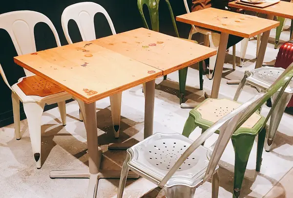 カフェスペースもカラフルなチェアが並んでオシャレ！