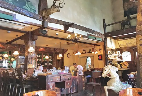木を基調とした店内