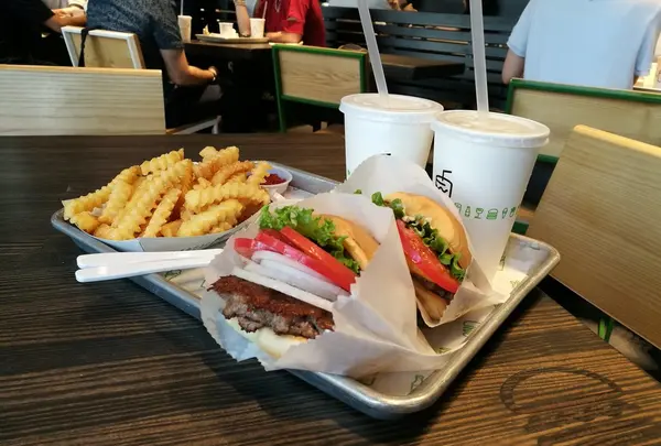 シェイクシャック アトレ 恵比寿店 （SHAKE SHACK） の写真・動画_image_189618