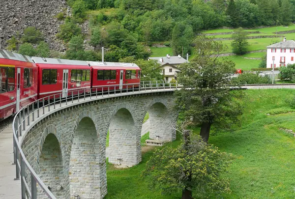 ブルージオのループ橋の写真・動画_image_196462