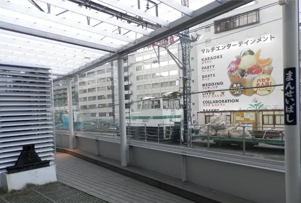 かつて万世橋駅のホームだった場所では現在カフェが営業中！