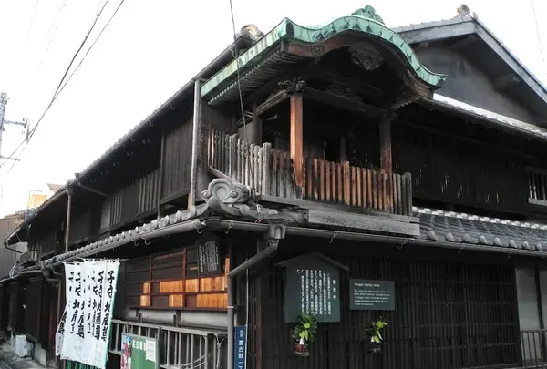 屋根の上に神様