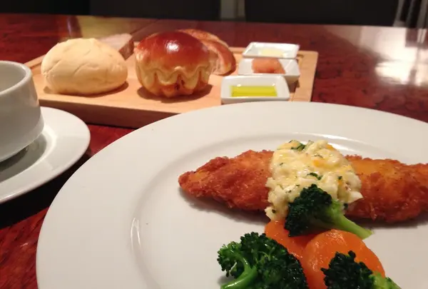 ランチにはオリジナルパンが付きます。