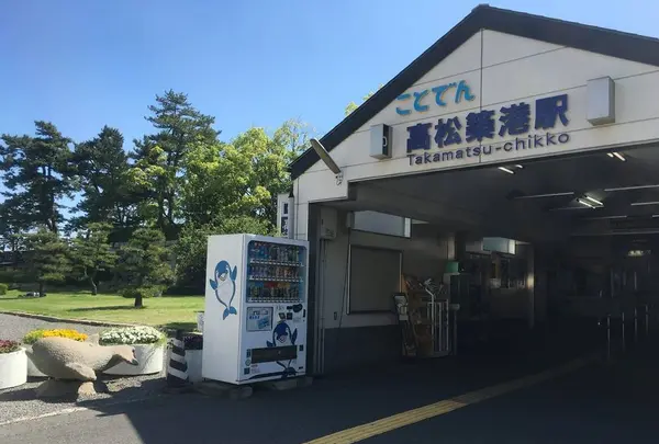 三角屋根がかわいい駅です