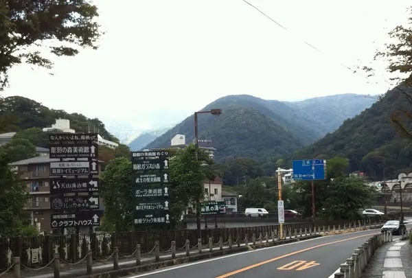 国道1号線に沿って歩く