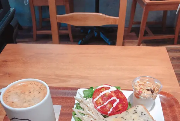 F＆P Smoothie Cafe　青山店（エフアンドピー スムージー カフェ【旧店名】フィコ アンド ポムム ジュース）の写真・動画_image_315436