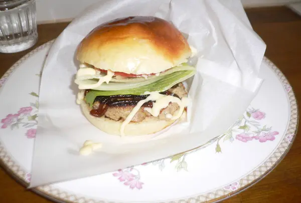 豪華なお皿の上にバーガーが…！