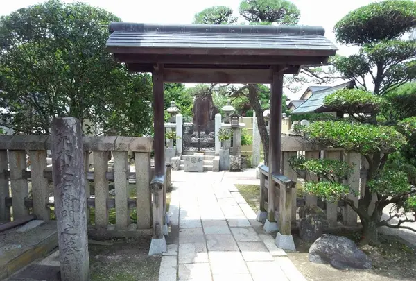 左手に立派な墓所が
