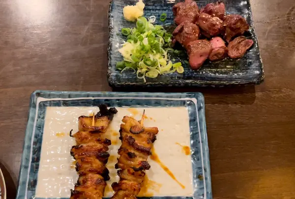 とり皮とレバーを注文!