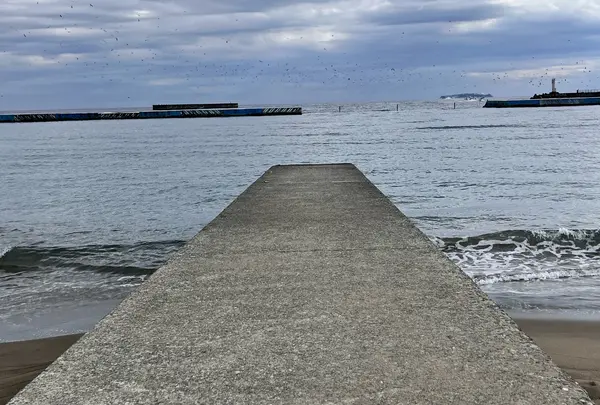 海に向かう道